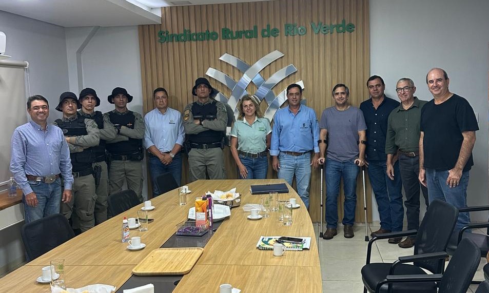Leia mais sobre o artigo SINDICATO RURAL DE RIO VERDE RECEBE BATALHÃO RURAL PARA DISCUTIR SEGURANÇA E AÇÕES NO CAMPO