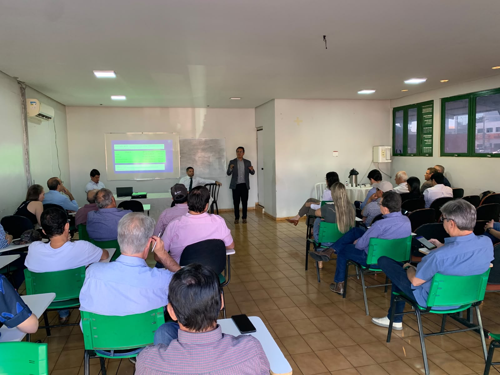 Leia mais sobre o artigo SINDICATO RURAL DE RIO VERDE E COMITÊ JURÍDICO REALIZAM REUNIÃO TÉCNICA SOBRE RENEGOCIAÇÃO DE DÍVIDAS RURAIS